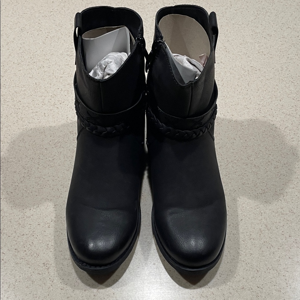 Elegant Black Ankle Boots with Braided Detail